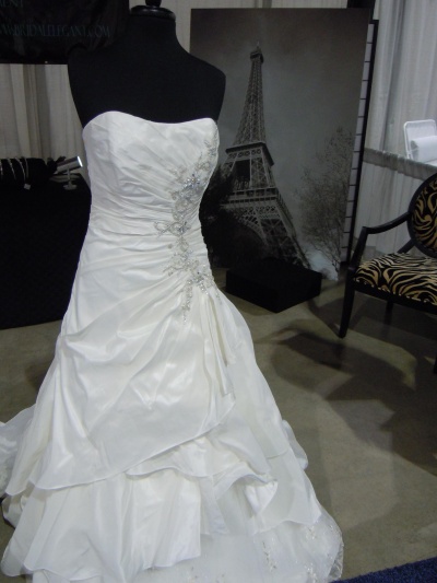 Consignment Wedding Gowns on Bridal Elegant Lucca Designer Wedding Dress
