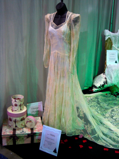 VIntage BRidal GOwn 1930s A Look into the Past Vintage Wedding Dress Idea