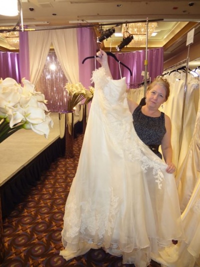  Vegas Wedding Dresses on 200 Wedding Gowns To Choose From 112x150 Las Vegas Brides Treated Like